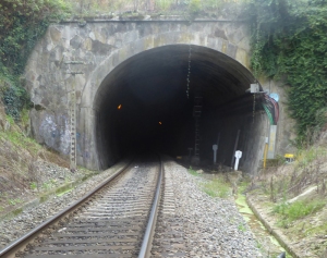 Foto 2016 - Vías del tren en Casablanca - Túnel de Eirís - Coruña